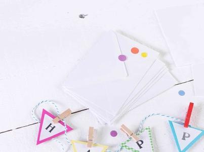 CEWE Kindergeburtstag CEWE CARDS Einladung: Besonders schön ist es, wenn mit der Einladungskarte auch schon das Motto der Party mitgeteilt wird (z. B. als Klappkarte Klassik im 10er-Set erhältlich ab 14,99 Euro) (Quelle CEWE )