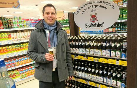 Bischofshof im sibirischen Supermarktregal. Das Foto stammt aus dem Dezember 2013. Damals kostete eine Flasche „Originales Klosterbier aus Deutschland“ - das steht auf der ovalen Werbetafel - 110 Rubel. Das waren damals umgerechnet etwas mehr als zwei Euro. Foto: obx-news/Bischofshof