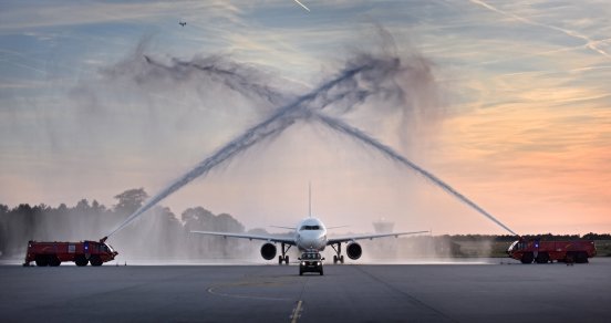 Erstflugbegrüßung der Airport Feuerwehr mit 10000 Liter Wasser.jpg