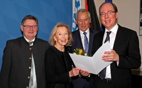 Dr. Andre Eggers wurde im November 2018 mit dem Joseph-Ströbl-Preis ausgezeichnet, von links: Innenstaatssekretär Gerhard Eck, Stiftungsgründerin Sonja Ströbl, Stiftungsvorstandsvorsitzender Prof. Arnulf Melzer und Dr. Andre Eggers (Bild: Christoph Schedensack)