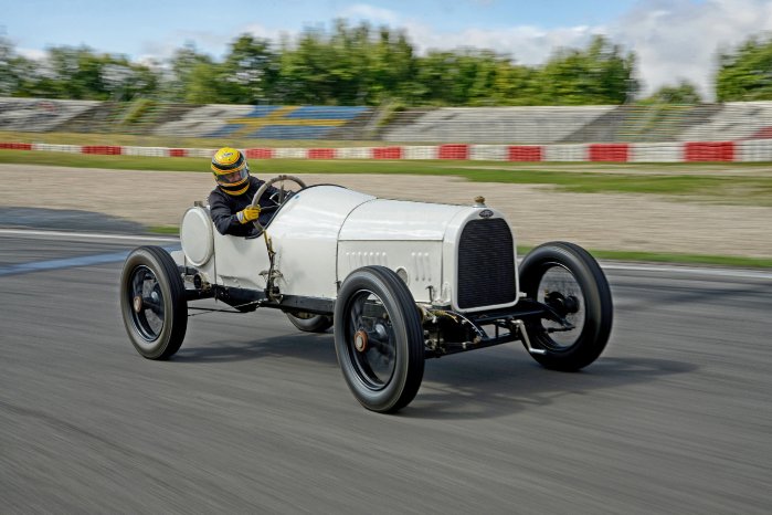 09-Jockel-Winkelhock-im-Opel-Grand-Prix-Rennwagen-von-1913-512484.jpg