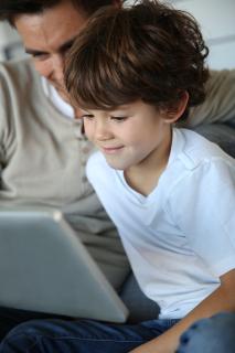 Digitales Üben fördert spielerisch Lernmotivation und Erfolg. (c) AdobeStock/goodluz