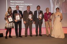 Gewinner Broadliner Vollsortimenter v.l Katharina Scheurer b.com, Oliver Kaiser Also Actebis Frank Dreßen api,Markus Adä Ingram Micro , Isabelle Roux Buisson Tech Data und Sarah Maier, ITB