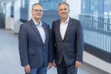 Geschäftsführer Markus Heming (rechts) begrüßt Professor Dr. Thomas Rüdiger als neuen Ärztlichen Direktor am Klinikum Karlsruhe.