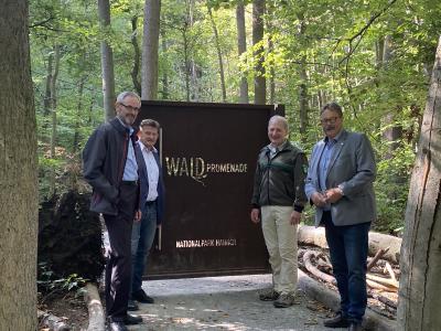 Besichtigung der Waldpromenade im Nationalpark Hainich von (v.l.) Dr. Franz Hofmann, Martin Fromm, Rüdiger Biehl und Reginald Hanke
