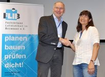 Frisch gekürt: Diplom-Ingenieurin Sabine Gülker freut sich über ihre Wahl zur neuen FLiB-Vorsitzenden und bedankt sich bei ihrem Amtsvorgänger und ersten Gratulanten Wilfried Walther für dessen langjähriges Engagement.