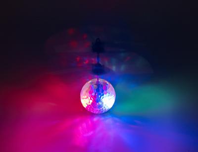 Simulus Selbstfliegender Hubschrauber-Ball mit bunter LED-Beleuchtung