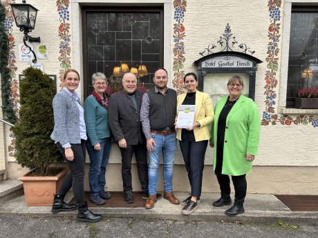 Urkundenübergabe Hirsch_Foto_Mythos Schwäbische Alb.jpeg