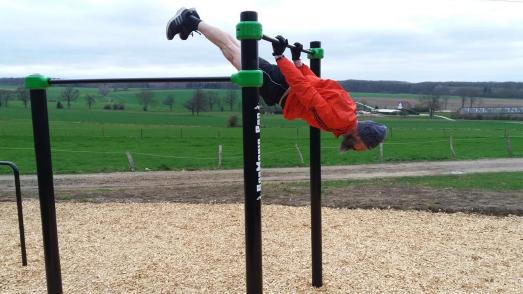 Abends einfach mal abhängen, mit Calisthenics-Trainer Frank. Der Trendsport macht Muskeln von der Stange. Trainiert wird mit dem eigenen Körpergewicht und kreativen Ideen.