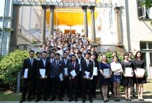 Die 65 Absolventinnen und Absolventen des neunten Jahrgangs (Foto: FH Lübeck)