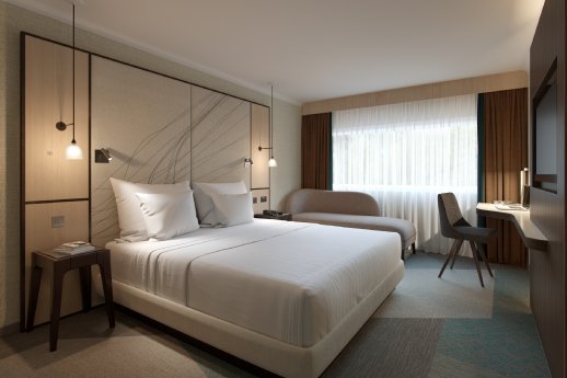 Heathrow_Hotel_KingGuestroom_cam1_02b[3].jpg