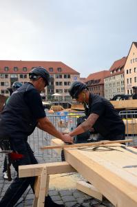 Beruf mit Zukunft: Maschinen erleichtern die Arbeit – aber sie können Dachdecker nie ersetzen.