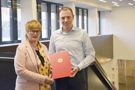 Prof. Dr. Christian Mehler bei der Übergabe der Ernennungsurkunde mit Rektorin Prof. Dr. Karin Luckey