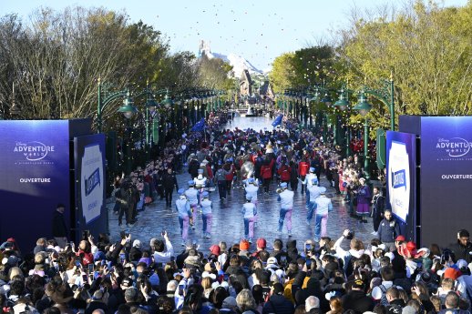 DisneylandParis_DisneyAdventureWorld_Opening Ceremony_Guest entering_2.jpg