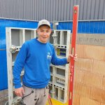 Mauern, schalen, bewehren – Luca Barth schätzt die Vielseitigkeit am Maurerhandwerk.             Foto: Rist-Bau