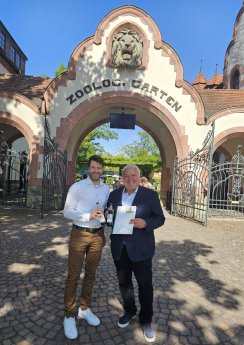 BrauereichefSven-Matti Kamann Zoodirektor Jörg Junhold UK Zooeingang.jpg