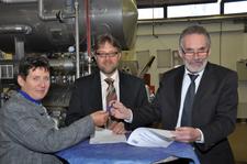 v.l. Prof. Dr. Michaela Oesser, Institutsleitung und Geschäftsführung des KIN, Prof. Dr. Arne Pietsch, FH Lübeck und Udo Runow, Schulleiter und Geschäftsführer der Walther-Lehmkuhl-Schule bei der Vertragsunterzeichnung im KIN, Neumünster  