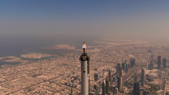 Emirates-Flugbegleiterin_erklimmt_den_Burj_Khalifa_1_Credits_Emirates.jpg