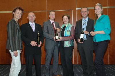 Preisverleihung DWI-Sonderpreis Spätburgunder (von links): Monika Reule, DWI-GF, Wolgang Schupp (WG Oberbergen), Thorsten Ochoki und Barbara Roth (Weingut Wilhelmshof), Marco Köninger (Weingut Villa Heynburg) und die Deutsche Weinprinzessin Christl Schäfer