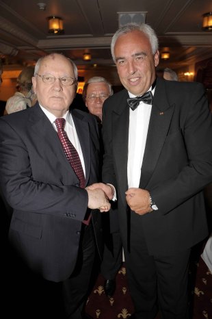 Michail Gorbatschow_Hans-Reiner Schröder.jpg