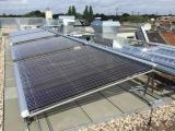 Hochleistungs-Voll-Vakuumröhrenkollektoren auf einem Flachdach mit optimaler Südausrichtung. Die einzeln um 360° drehbaren Röhren lassen sich zusätzlich ausrichten.