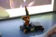 Mit einem Roboterarm erklärt Prof. Martin Hahn die Möglichkeiten von Mechatronik. Foto: TH Lübeck