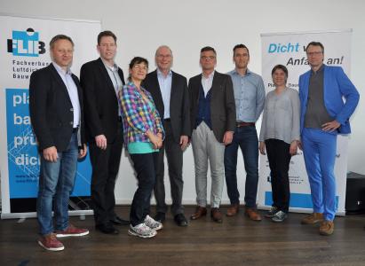 Achtfaches Engagement für die luftdichte Gebäudehülle: der stellvertretende Vorsitzende des Fachverbands Luftdichtheit im Bauwesen e. V., Johannes Lötfering, Rüdiger Specht, Sabine Gülker, Wilfried Walther als Verbandsvorsitzender, die beiden Neuen im Gremium, Jan Helge Schröder und Stefan Hückstädt, sowie Stefanie Rolfsmeier und FLiB-Geschäftsführer Oliver Solcher (von links nach rechts) / Foto: FLiB e.V.