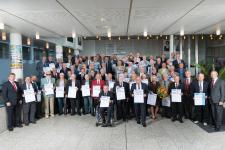 Zu einem Gruppenbild stellten sich die Goldenen Meister 2016 mit den Innungsobermeistern sowie Präsident Alois Jöst (erste Reihe rechts), Vizepräsident Martin Sättele (erste Reihe links), Ehrenvizepräsident Gerhard Höfler(3. von rechts) und dem Kreishandwerksmeister Norbert Menges (5. von links) (Bild: Thomas Rittelmann)