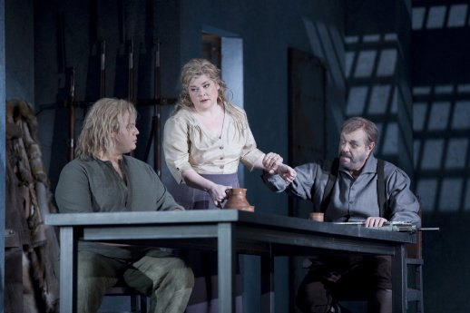 Die_Walkuere_Oper_Leipzig_Premiere_07.12.2013_Siegmund_Sieglinde_Hunding_Foto_Tom_Schulze.JPG