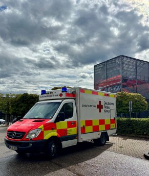 ELW vor Mercedes.jpg