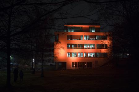 Die Hochschule Osnabrück hat sich an der weltweiten Kampagne „Orange your City“ beteiligt: Anlässlich des Internationalen Tages gegen Gewalt an Frauen und Mädchen erstrahlte das Gebäude AF (Service- und Informationszentrum) der Hochschule am 24. November in Orange. (Foto: Hochschule Osnabrück / Swaantje Hehmann)