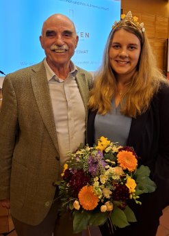 Foto 2 Der Präsident des Fränkischen Weinbauverbands Artur Steinmann zusammen mit der frisch gek.jpg