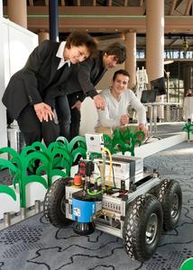 Welche Informationen liefern die einzelnen Sensoren
des Roboters "Zero2Nine" und wie werden diese verarbeitet? Andreas
Linz und Efrem Gneiding im Gespräch mit einer Teilnehmerin der
Wissenswerte (Fotograph Jan Rathke, Rechte bei der Wirtschaftsförderung
Bremen)