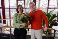 Der Senatsvorsitzende und ehemalige Präsident der TH Lübeck, Prof. Dr. Stefan Bartels-von Mensenkampff, gratuliert der amtierenden und bis 2032 bestätigten Präsidentin, Dr. Muriel Kim Helbig