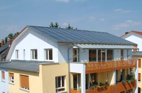 Mit Speichersystemen kann die Sonnenkraft nicht nur tagsüber genutzt werden.