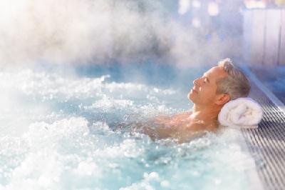 Thermalbaden im Winter unter freiem Himmel - entspannende Auszeit vom Alltagsstress in Europas weitläufigster Thermenlandschaft in Bad Füssing. Foto: Kur- & GästeService Bad Füssing