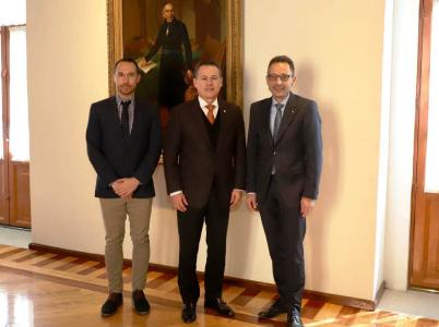 Gemäß dem mexikanischen Protokollgesetz wurde der Vertrag im Akademischen Ratssaal des Universitätskulturzentrums "La Garza" unterzeichnet. V.li.: Michael Müller, Studienrichtungsmanager, Rektor Adolfo Pontigo Loyola, Prof. Dr. Henning Kehr, Vizepräsident der Hochschule Worms. Foto / Emmanuel Mejia Chang