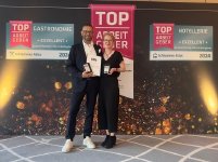 Stefan und Gaby Danzer vom Hotel Achterdiek freuen sich über die Auszeichnung zum Top Arbeitgeber auf dem Branchentreff der Hoteliers beim Busche Verlag @Hotel Achterdiek
