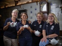 Die Teedamen Petra Ziemann, Marianne Schaffrath, Gabriele Seefeld und Elke Engemann freuen sich auf Besuch im Kapitänshaus. Es fehlen: Vera Sievers, Petra Schneider und Andreas Liesendahl.
