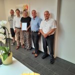 Glückwünsche zum 25-jährigen Firmenjubiläum von Anja Jähnichen bei der BKK ProVita (von links nach rechts): André Fuchs, Stefan Klose, Anja Jähnichen, Walter Redl und Eugen Winkelmair