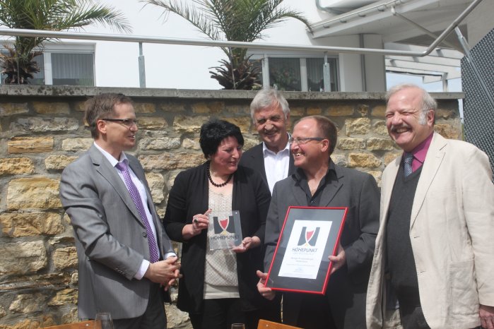 Auszeichnung des Weingut Kreutzenbergers v.l.n.r. Frank Schulz, Deutsches Weininstitut, Bea.JPG