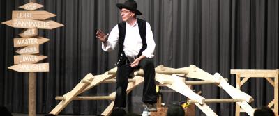 Zimmermeister Richard Betz führt sein Theaterstück
