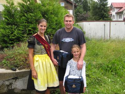 Hat sich sehr über den Besuch der Miss Meckatzer Lena Tessmer ge-freut: Familie Stephan aus Weiler, die doppelt in den Genuss einer Meckatzer Picknick-Kühltasche kam