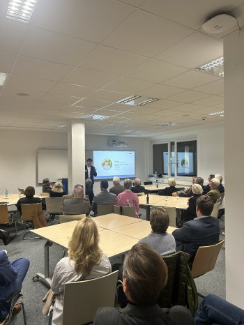 Bild_2_Lukas_Zaertner_hielt_im_Rahmen_der Stipendienvergabe_auch_einen_Vortrag_zum_Thema_K.jpeg