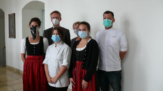 Die drei Absolventinnen Lisa Heil, Louisa Streich und Marlene Lang (vorne) gemeinsam mit Werkleiter Dr. Stefan Raueiser, Restaurantleiterin Christiane Breidenbach und Küchenchef Arne Rinas (v.l.n.r.) anlässlich der Zeugnisübergabe in Kloster Irsee / Foto: Harry Bittner