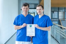v.l.n.r.: Oberarzt Dr. Ferdinand Kosch und Dr. Alexandru Tocut mit dem Gütesiegel für die Versorgung von Kindern und Jugendlichen mit einer Brandverletzung