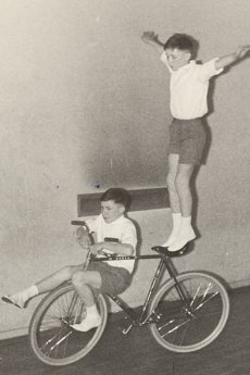 web Jürgen und Wolfgang Renner auf dem Kunstrad  © CENTURION-1410x2115.jpg