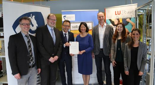 Staatssekretärin Daniela Schmitt übergab den Vizepräsidenten Prof. Dr. Henning Kehr von der Hochschule Worms und Prof. Dr. Hans-Ulrich Dallmann von der Hochschule Ludwigshafen den Zuwendungsbescheid für das neue gemeinsame Gründungsbüro. v.li.: Dr. Frank Möller, Prof. Dr. Michael Graef, Prof. Dr. Henning Kehr, Staatssekretärin Daniela Schmitt, Prof. Dr. Hans-Ulrich Dallmann, Claudia Wingerter und Miriam Blick / Foto: Hochschule Worms