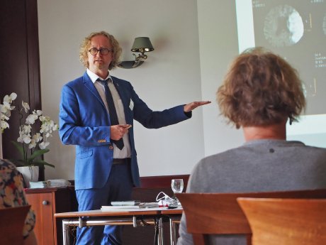Passauer Wolf_Dr. med. Oliver Meier beim Vortrag anlässlich der Jahrestagung des Aphasiker.jpeg
