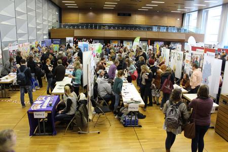 Großer Andrang beim Praxismarkt Soziale Arbeit: Über 90 Einrichtungen und Institutionen präsentieren sich den Studierenden der Hochschule Osnabrück als potentielle Arbeitgeber